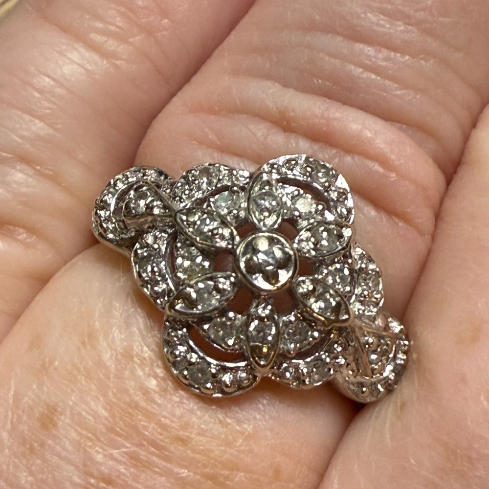 Elegant Vintage White Gold Diamond  Floral Ring Size 7